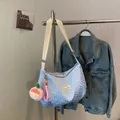 Bolso hobo acolchado azul claro con correa crema y colgante de peluche rosa - Con Colgante de Melocotón / Azul