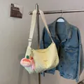 Bolso de hombro plisado amarillo claro con correa de lona y colgante de melocotón - Con Colgante de Melocotón / Amarillo