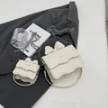 Crèmekleurige mini-crossbodytassen met strik en geschulpte flap in twee maten - Groot / Broken Wit