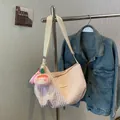 Bolso nube plisado rosa con correa ancha y bonito colgante de melocotón suave - Con Colgante de Melocotón / Rosa