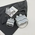 Mini zilveren kettingtassen met strik en golvende flap in twee maten - Groot / Zilver