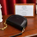 Bolso de hombro tipo silla de montar en cuero negro con cadena dorada estilo retro - Negro