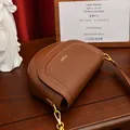 Bolso tipo silla de montar en cuero marrón con logo dorado y correa ajustable - Marrón Caramelo