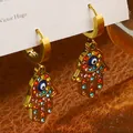 Boucles d'oreilles Main de Fatma dorées avec strass colorés et détail œil bleu - Boucles d'Oreilles Main de Fatma Œil Maléfique avec Strass Colorés