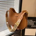 Borsa a secchiello in finta pelle marrone con tracolla intrecciata decorativa - Con Pendente / Marrone