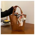 Braune Beuteltasche aus Kunstleder mit Litschi-Struktur und dekorativem Seidenschal - Gelbbraun (Vollständiges Handarbeits-Kit)
