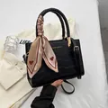 Sac à main noir à motif crocodile avec poignée tressée et foulard en soie à cœurs - Noir