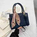 Sac à main bleu marine à texture crocodile avec anse tressée et foulard en soie - Bleu