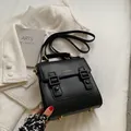 Schwarze Cambridge-Tasche aus Leder mit goldenen Schnallen und feinem Schultergurt - Schwarz