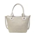 Bolso tipo cubo de paja blanco roto con parche de cuero y correa de hombro ajustable - Blanco Roto