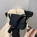 Bolso bandolera clásico en cuero negro mate con solapa y herrajes plateados - Negro