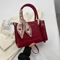 Sac à main bordeaux à motif crocodile avec foulard à cœurs et finitions dorées - Rouge