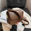 Bolso bandolera chic de piel sintética marrón con elegante cierre dorado para mujer - café