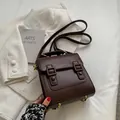 Französische Vintage dunkelbraune matte Lederhandtasche mit zwei Zierschnallen - Kaffeebraun