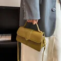 Piccola borsa quadrata verde oliva retrò con manico circolare e pelle opaca morbida - Verde