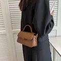 Elegante borsa a tracolla rettangolare marrone in pelle con manico e fibbia oro - Marrone