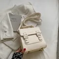Französische Vintage-Tasche aus cremeweißem Leder mit Goldschnallen und Umhängegurt - Beige