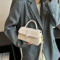 Borsa a tracolla bianca in similpelle con patta a V ed eleganti dettagli dorati - Bianco Sporco