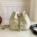Elegante bolso bombonera bordado chino crema con motivos florales y cadena dorada - Blanco Roto