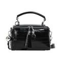 Bolso caja de charol negro brillante con correa de cadena y colgante de bola plata - Negro