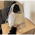 Bolso beige de grano lichi con pañuelo de seda decorativo y correa de hombro ajustable - Blanco