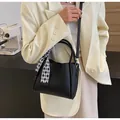 Bolso negro elegante de cuero lichi con pañuelo de rombos y correa desmontable - Negro