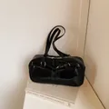 Bolso bajo el brazo negro brillante con dos bolsillos delanteros y cremalleras de plata - Negro