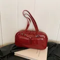 Bolso de hombro burdeos brillante con bolsillos frontales y textura de cuero vintage - Rojo