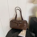 Bolso de hombro marrón oscuro brillante con bolsillos dobles y detalles metálicos - Marrón