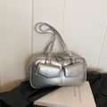 Bolso de hombro plateado metalizado con dos bolsillos delanteros y textura de cuero suave - Plateado