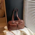 Bolso de hombro vintage de cuero brillante marrón con bolsillos de solapa y dos asas - Marrón