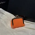 Mini portamonete in pelle litchi arancione con chiusura vintage a scatto dorata su seta - Arancione