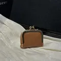 Mini portamonete in pelle marrone motivo litchi su sfondo di tessuto di seta - Marrone