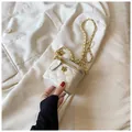 Mini Stepptasche in Cremeweiß mit goldenem Kamelien-Anhänger und verstellbarer Kette - Weiß