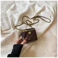 Mini-Umhängetasche aus gestepptem Leder in Dunkelbraun mit goldener Kamelien-Blüte - Braun