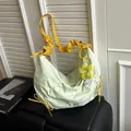 Sac croissant vert clair plissé avec breloque fleur jaune et détails de rubans - Vert