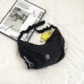 Borsa a tracolla arricciata nera con fiore giallo e dettagli con fiocchi di seta - Con Ciondolo / Nero