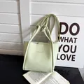 Elegante mintgrüne Tragetasche aus Leder mit Lychee-Maserung und goldenem Schriftzug - Grün