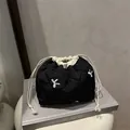 Gesteppte schwarze Kordelzug-Kosmetiktasche mit Rautenmuster und eleganter Bestickung - Schwarz