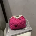 Magenta gesteppte Beuteltasche mit schwarzen Bogenstickereien und Kordelzug - Rosenrosa