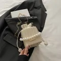 Beige gewebte Beuteltasche mit Perlengriff, Kordelzug und goldener Kettenriemen - Beige