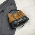Bolso retro de gamuza marrón y cuero acolchado negro con correa de cadena dorada - Marrón