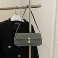 Graue Baguette-Tasche mit Leopardenmuster, Goldschließe und schmalem Schultergurt - Grün