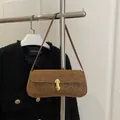 Braune Schultertasche mit Leopardenmuster, Wildleder-Optik und Goldverschluss - Braun