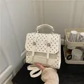 Schicke beige gepunktete Tragetasche mit abnehmbarem Schultergurt und Metallschnallen - Weiß