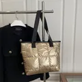 Bolso tote acolchado dorado con diseño de cuadros y correas negras largas - Dorado