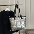 Bolso tote acolchado plata metalizada con correas negras para mujer de negocios - Plateado