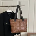 Bolso tote acolchado marrón en nailon brillante con correa ancha negra para el hombro - Marrón