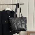 Bolso tote negro acolchado con costuras de cuadros y correa de hombro para mujer - Negro