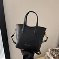 Klassische schwarze Leder-Einkaufstasche mit Goldlogo und verstellbarem Schultergurt - Schwarz